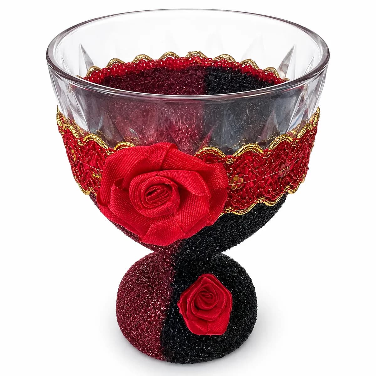 Taça Ornamentada Bicolor com Laço Vermelho e Dourado com Rosas Vermelhas