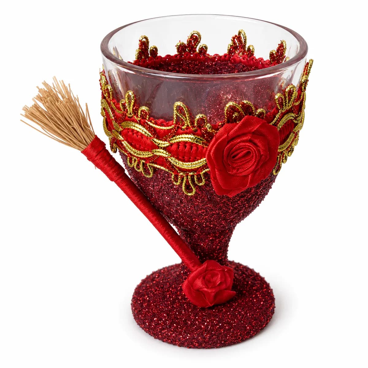 Taça Ornamentada Bordô com Fita Vermelha e Dourado e Rosas Vermelhas e Vassoura de Bruxa Vermelha